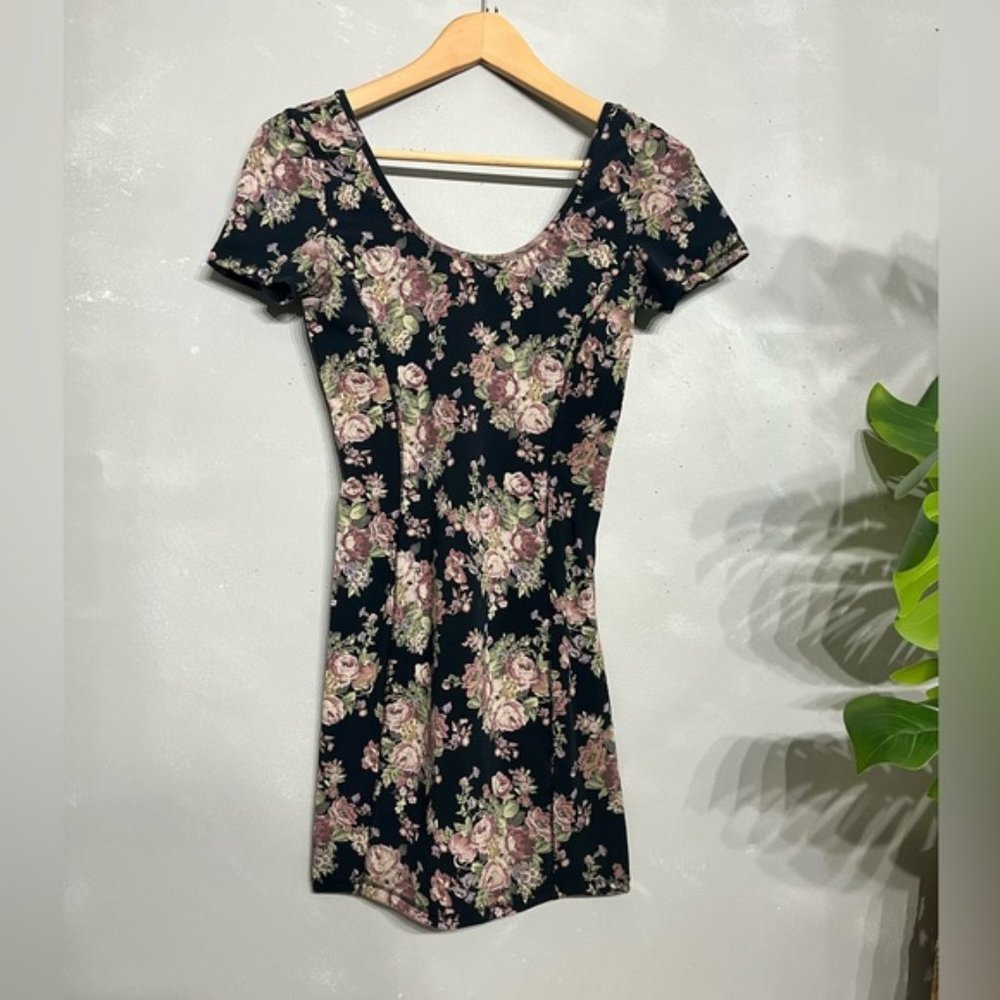 ARITZIA | TALULA Bodycon Short Sleeve Floral Dress Mini balletcore - size small